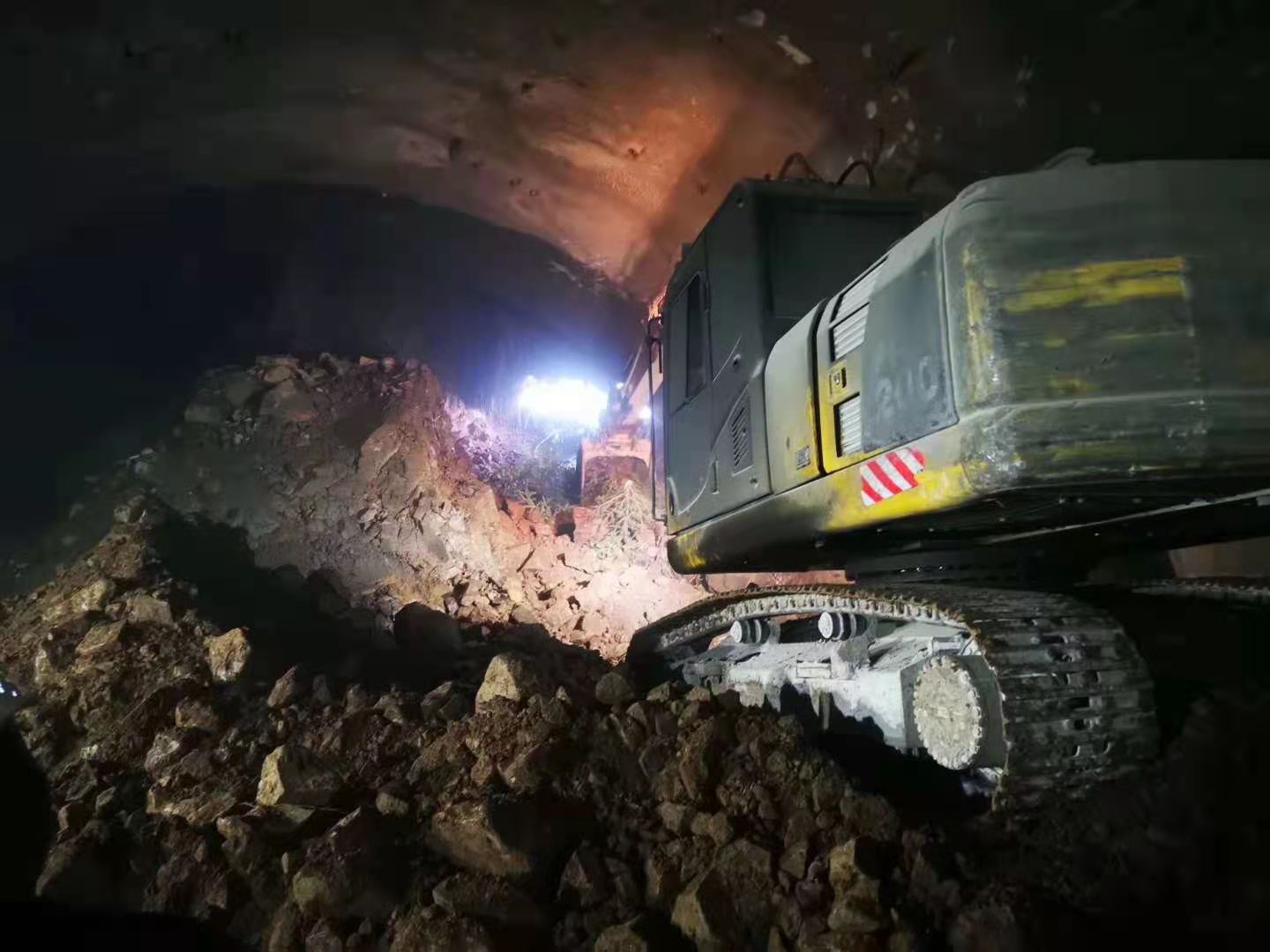 臥龍溝一號隧道右洞貫通.jpg 臥龍溝一號隧道右洞貫通.jpg