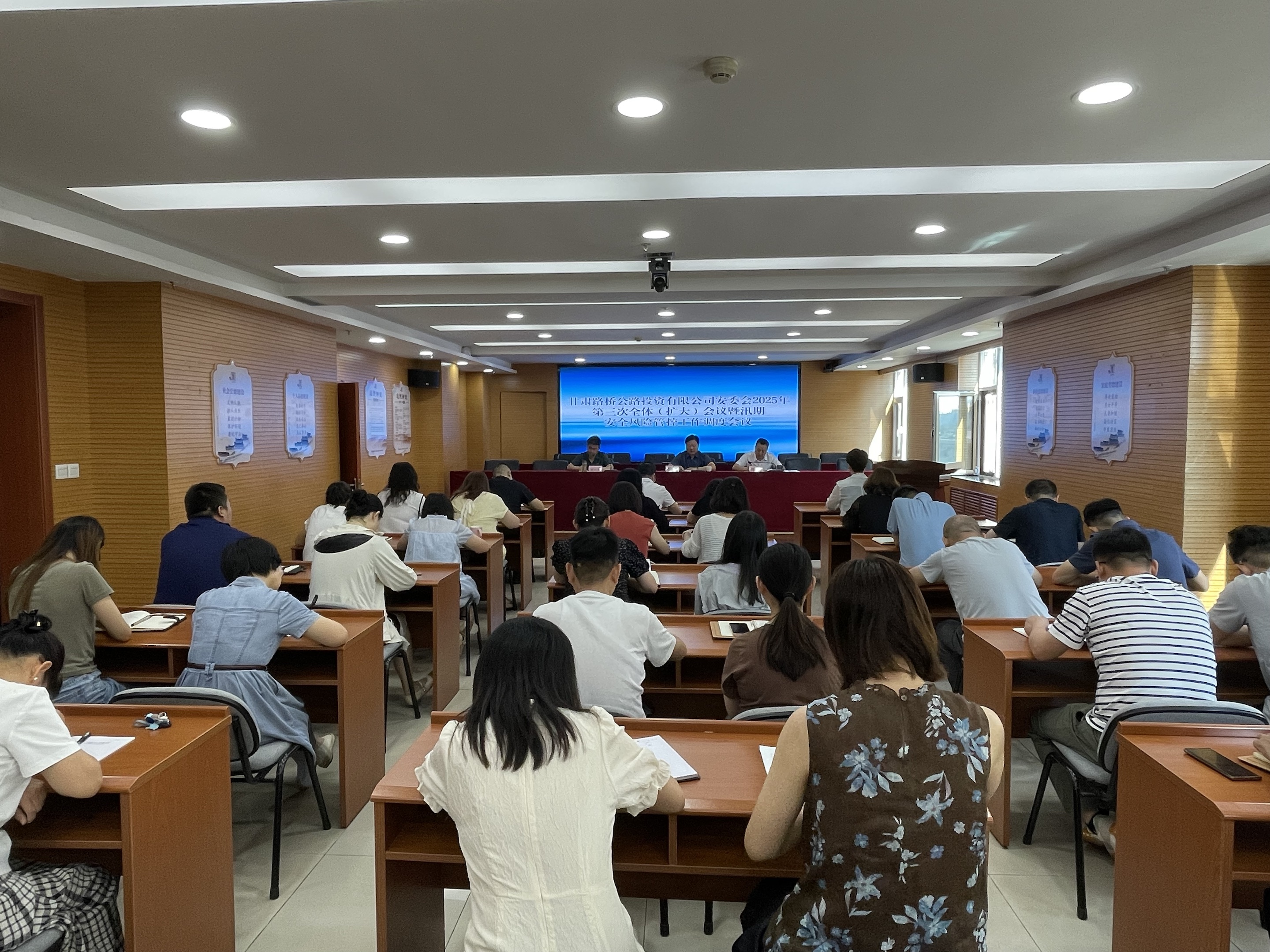 會(huì)議1(1)(1).jpg 會(huì)議1(1)(1).jpg